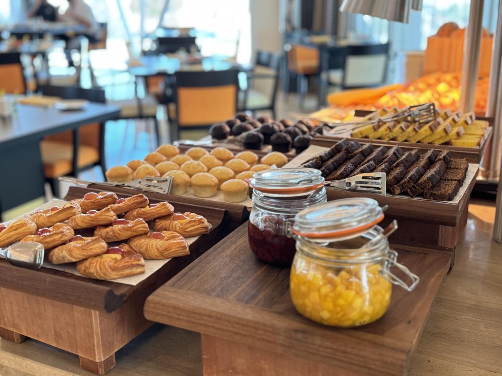 Готель Shaza Доха Екстер'єр фото A selection of pastries and jams at a buffet
