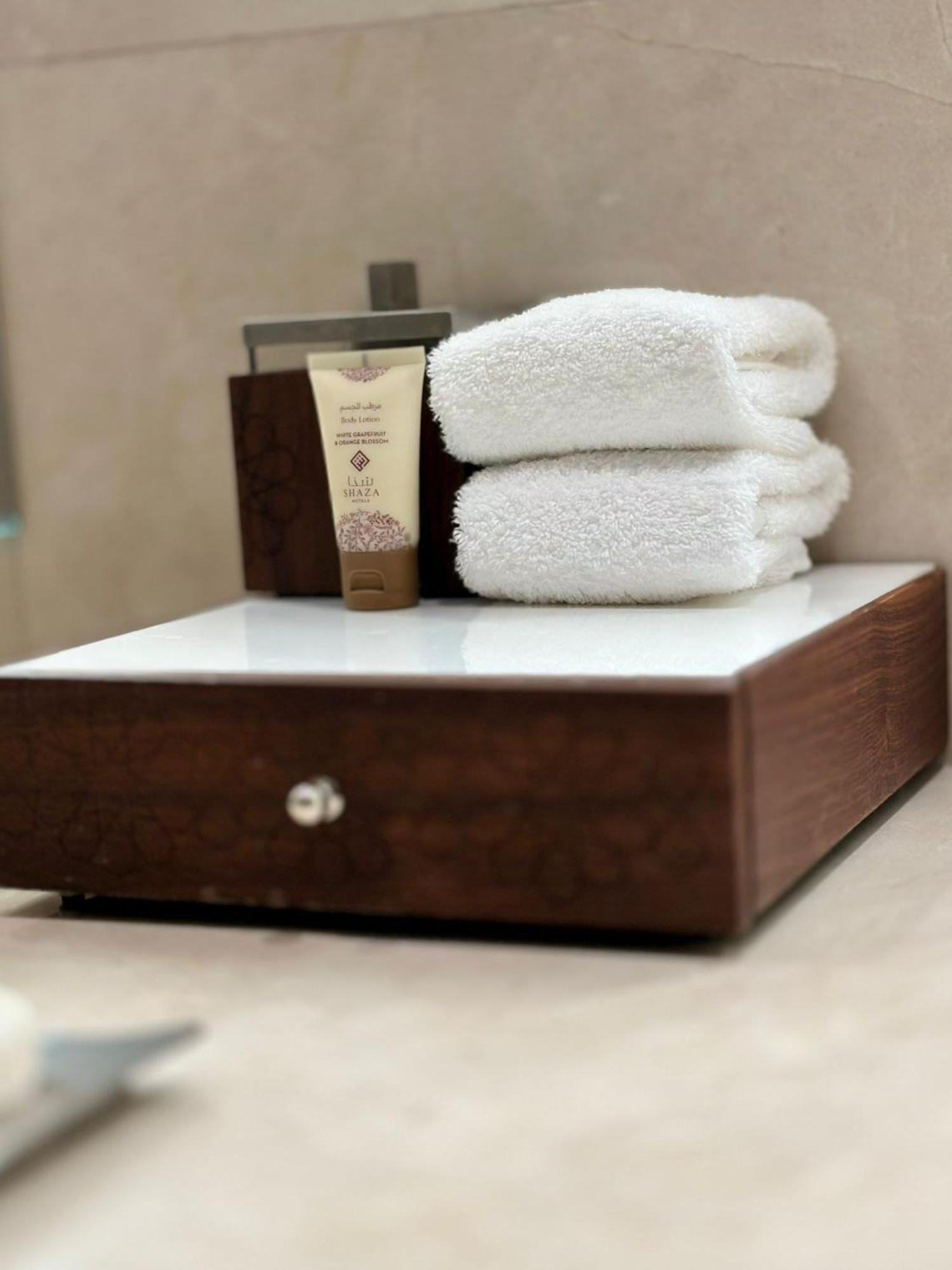 Готель Shaza Доха Екстер'єр фото A drawer with a towel and soap